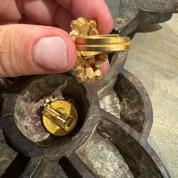 Vintage gold tone Aurora Borealis adjustable size ring - Picture 4 of 15